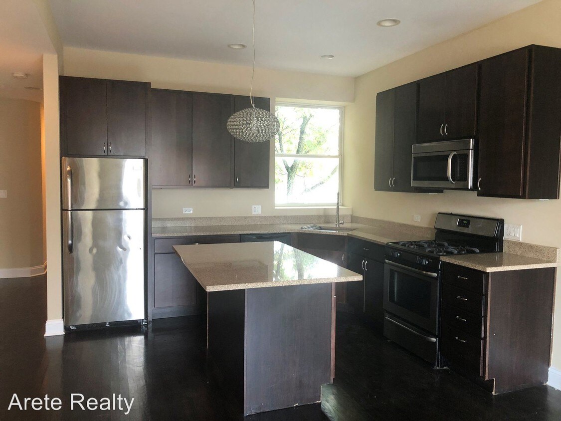 Foto principal - 3821 W Montrose Ave