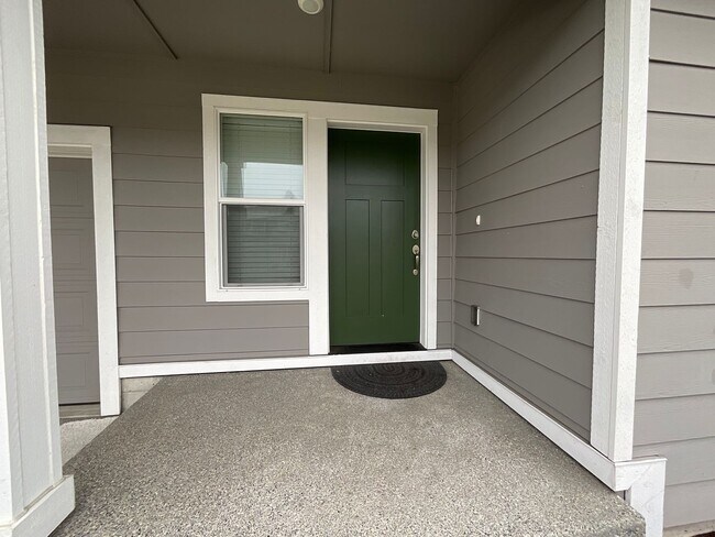 Building Photo - Beautiful 4 Bedroom, 2.5 Bath Home Availab...