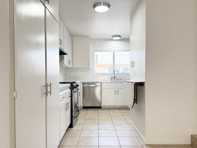 Building Photo - Spacious Townhome in Quail Ridge