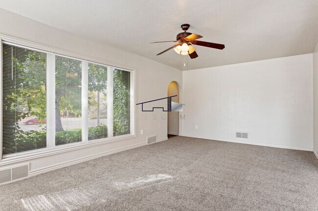 Foto del edificio - 352 Harrison Blvd