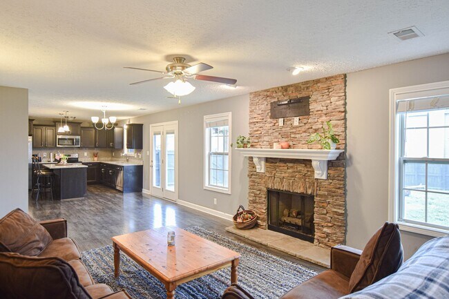 Foto del edificio - Pet Friendly Four Bedroom!