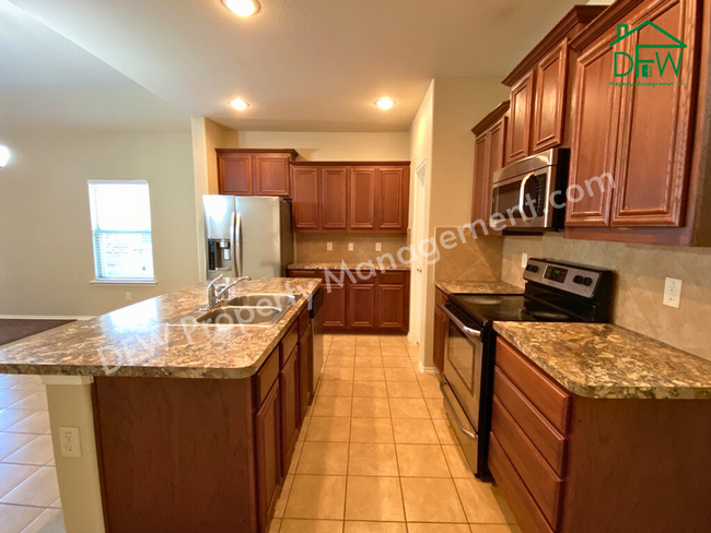 Foto del edificio - Stunning 4 Bedroom 2 Bathroom 2-Car Garage...