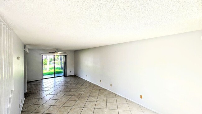 Building Photo - Annual UNfurnished 3-bedroom, 2/ 1/2 bathr...