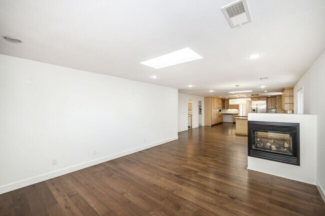 Foto del edificio - Beautifully Remodeled 4 Bed, 3 Bath Home w...