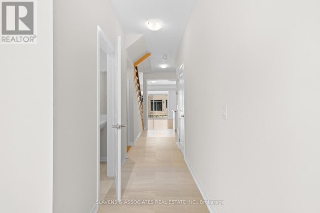 Building Photo - 16 Crossmore Cres