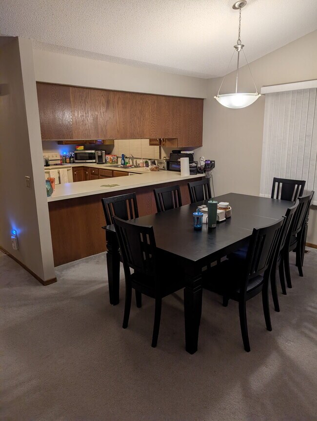 Comedor y barra de desayuno - 8306 Iltis Dr