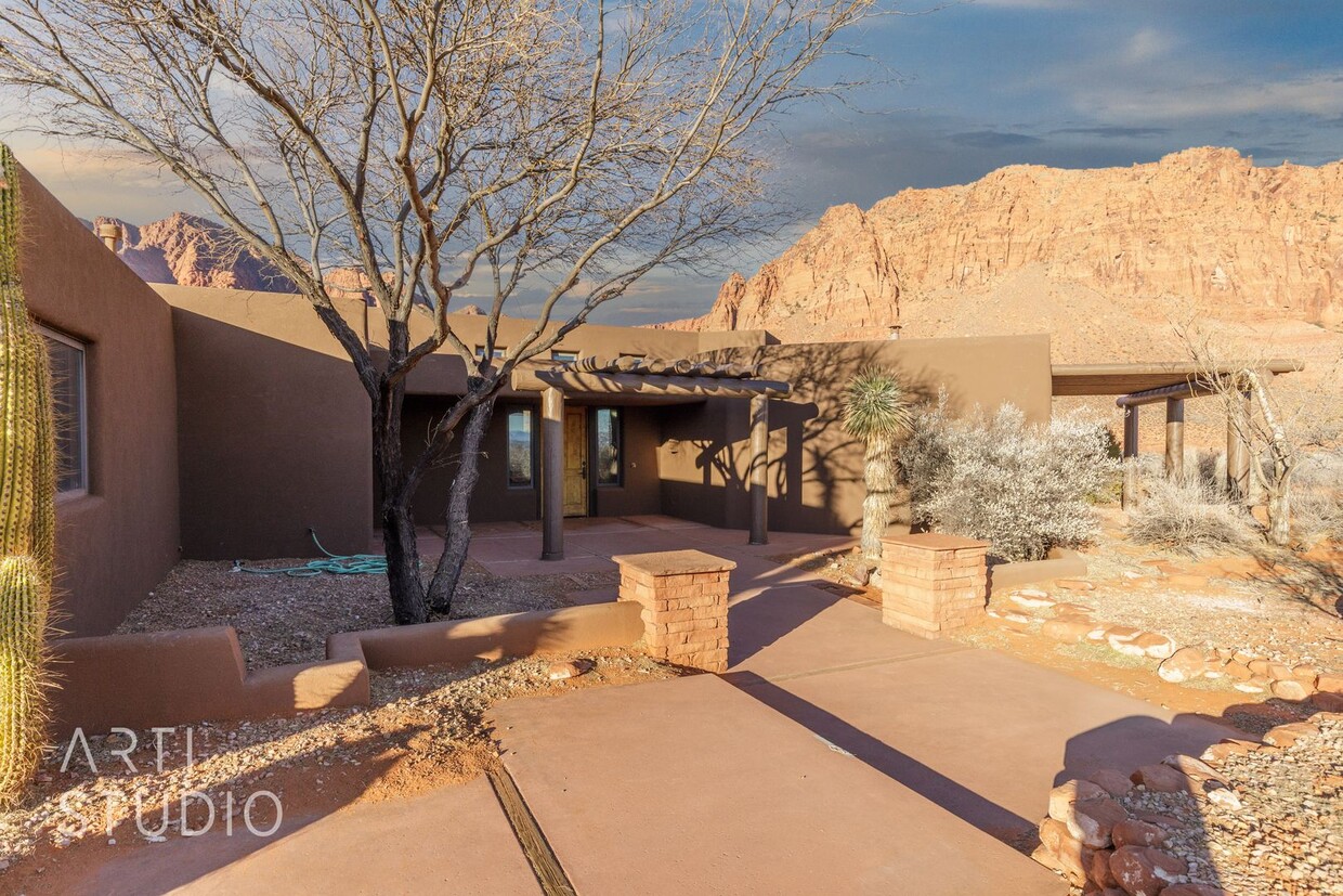 Primary Photo - Beautiful Home in Kayenta