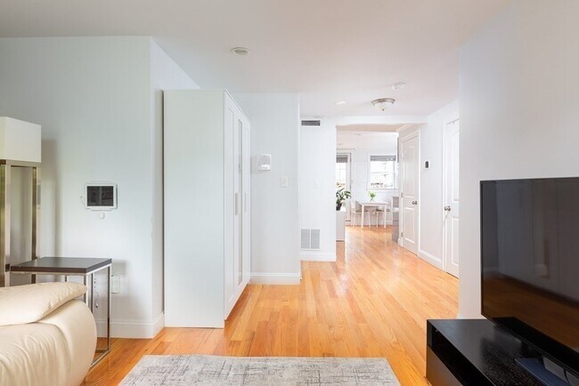 Building Photo - 305 Sumner St