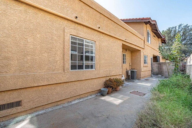 Building Photo - "Chic & Spacious 2-BR Gem in Covina: Moder...