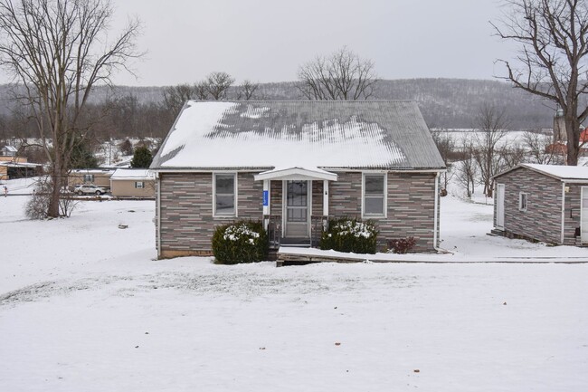 Foto del edificio - Quaint Home in Mill Hall with 2 Car Garage!