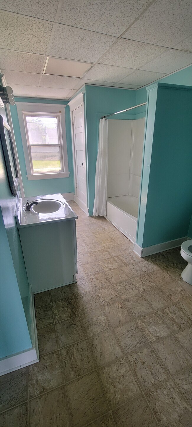Large Bathroom - 60 S Vernon St