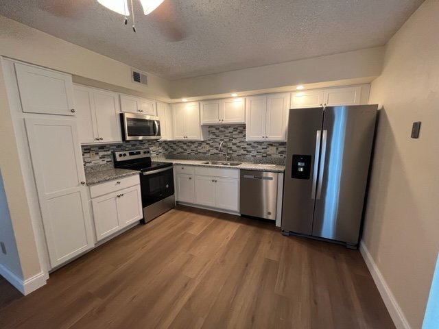 Building Photo - 3/2 LARGE COMFORTABLE TOWNHOUSE WITH NEWER...