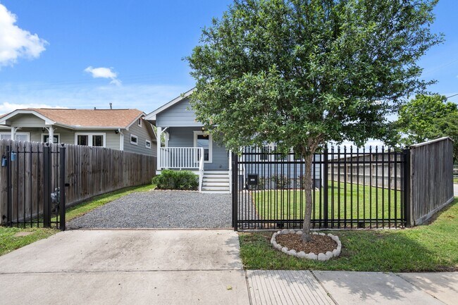 Building Photo - 502 Dell Ct