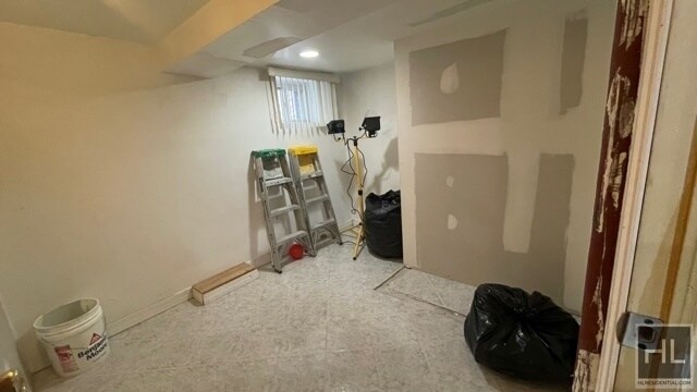Foto del edificio - NEWLY RENOVATED BEAUITFUL  2 BEDROOMS SEMI...