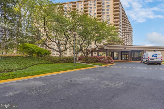 Foto del edificio - 5225 Pooks Hill Rd