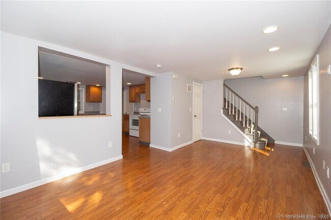 Foto del edificio - 690 Plainville Ave
