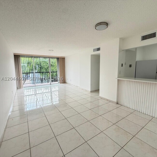Foto del edificio - 8821 W Flagler St