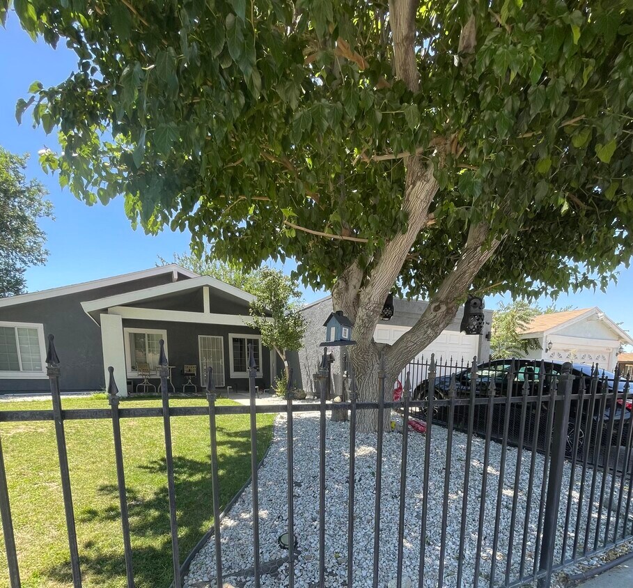 Primary Photo - 42855 Yew St