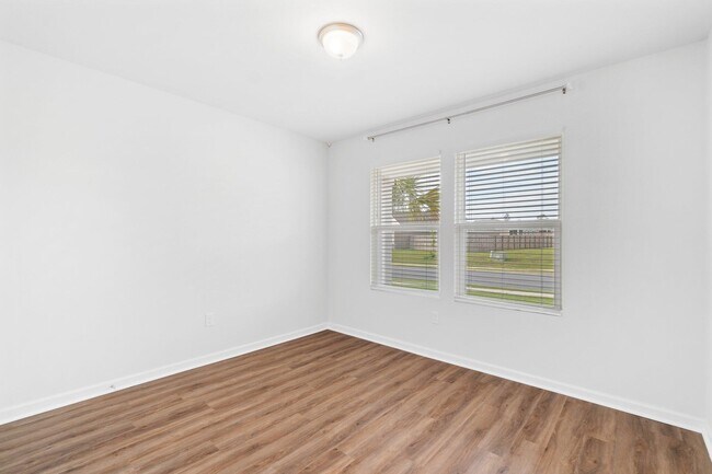 Foto del edificio - 574 Whispering Creek Ave