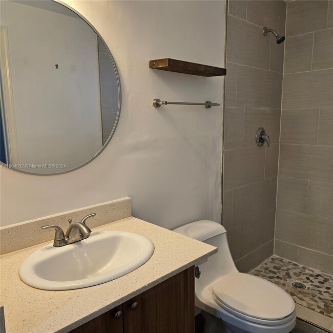 Building Photo - 9371 Fontainebleau Blvd