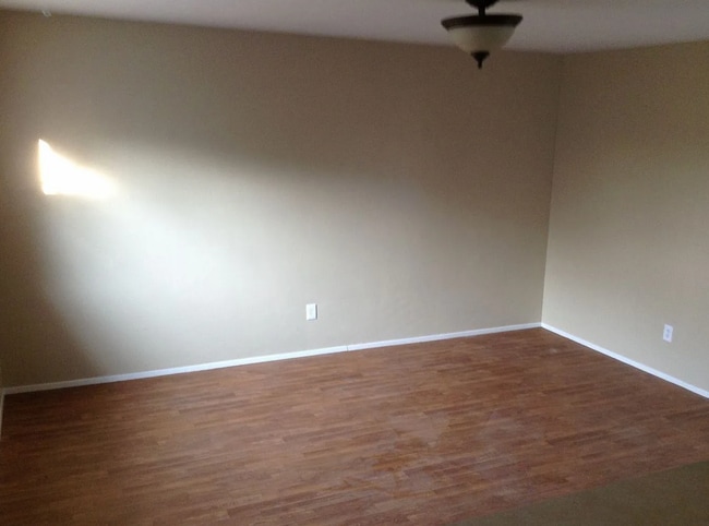 Building Photo - Beautiful 3 bed 1.5 bath, plus Bonus Room!