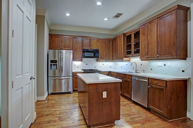 Building Photo - 5148 Chevy Chase Dr