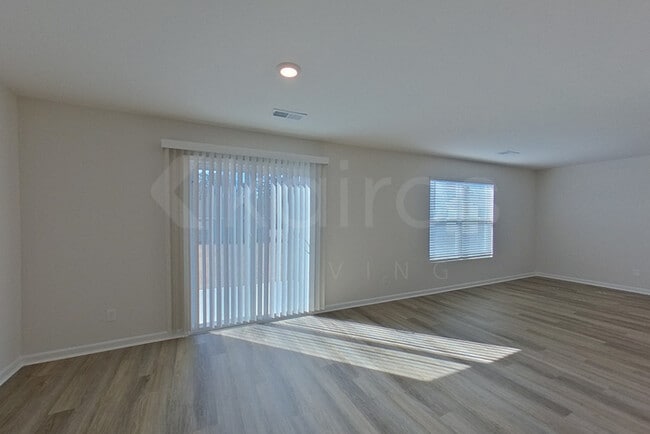 Foto del edificio - 124 Inez Ave