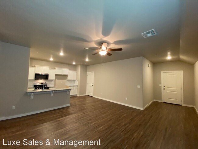 Building Photo - 3 br, 2 bath House - 5203 Oakwood Villas C...