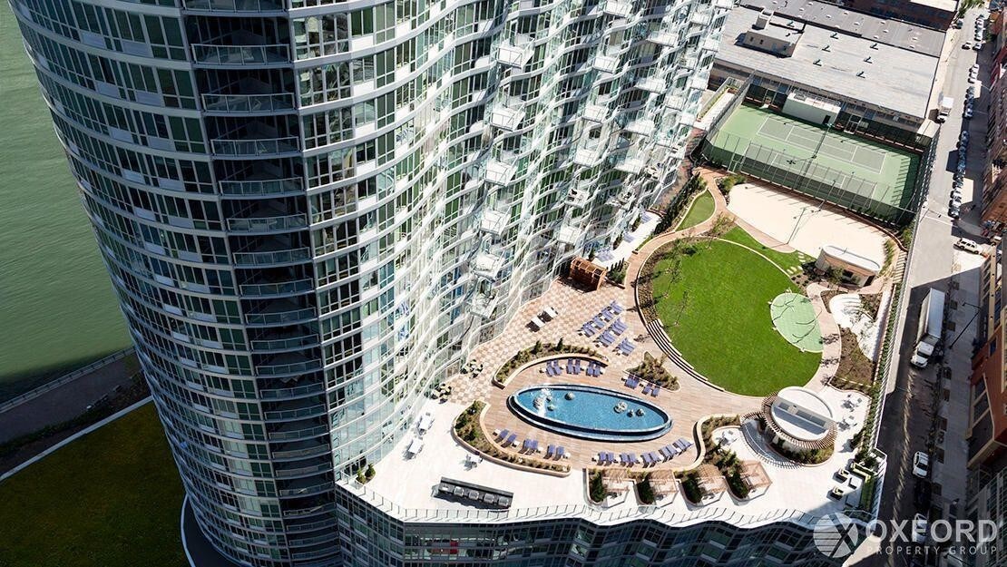 Foto del edificio - 45-40 Center Boulevard