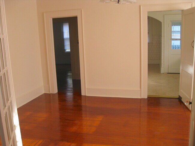 Uno de los dormitorios - 128 E 8th St