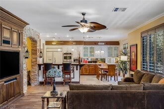 Building Photo - 724 Pinnacle Heights