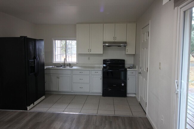 Foto del edificio - 672 Irwin Ln