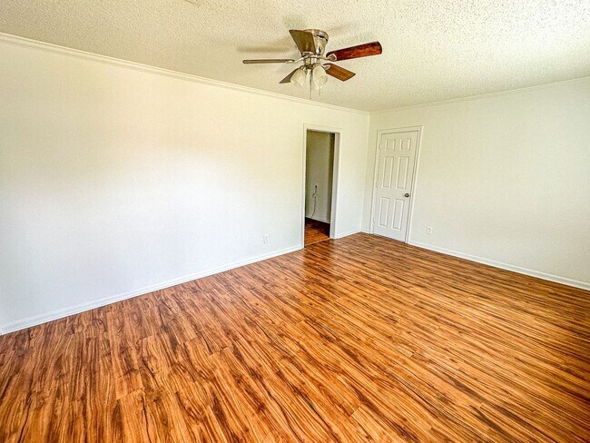 Foto del edificio - 3 Bedroom House with Garage and Fenced Yard!!