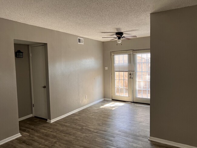Building Photo - 622 Crestbrook