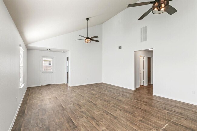 Foto del edificio - 725 Liard River Rd
