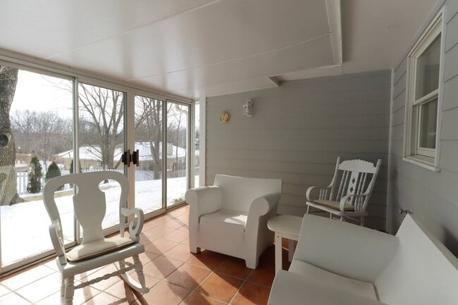 Building Photo - Bright 3BR/2BA Home in Quiet, Desirable Neighborhood with Garage!