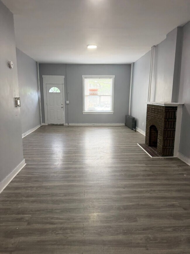 Building Photo - Large 5 Bedroom House