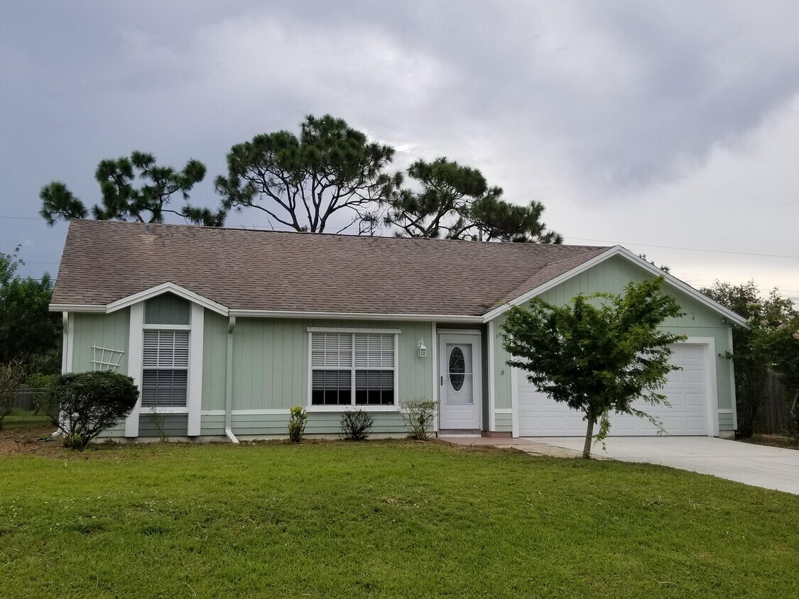 Primary Photo - 466 SW Namoit Pl