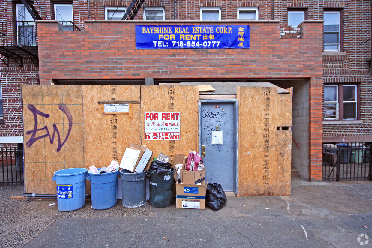 Building Photo - 717 60th St