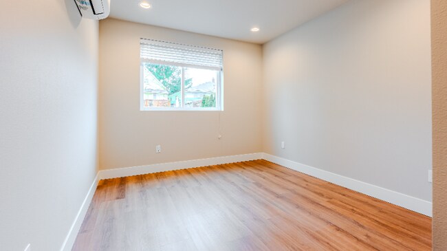 Building Photo - 2106 Oakes Ave