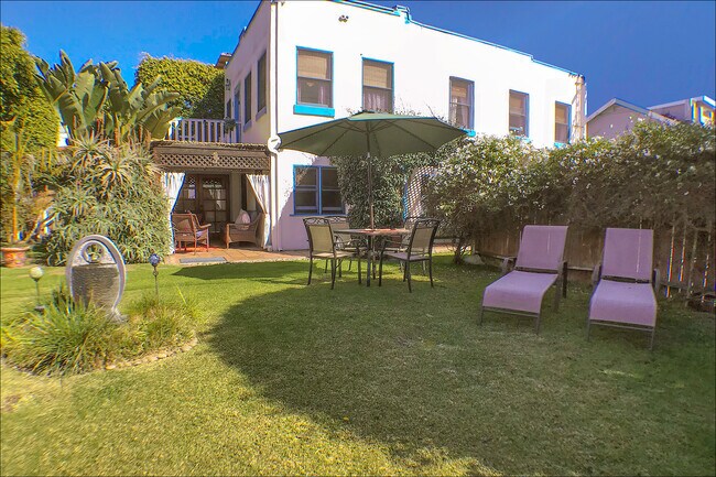 Amplio patio ideal para niños con comedor al aire libre y tumbonas. - 14 S Venice Blvd