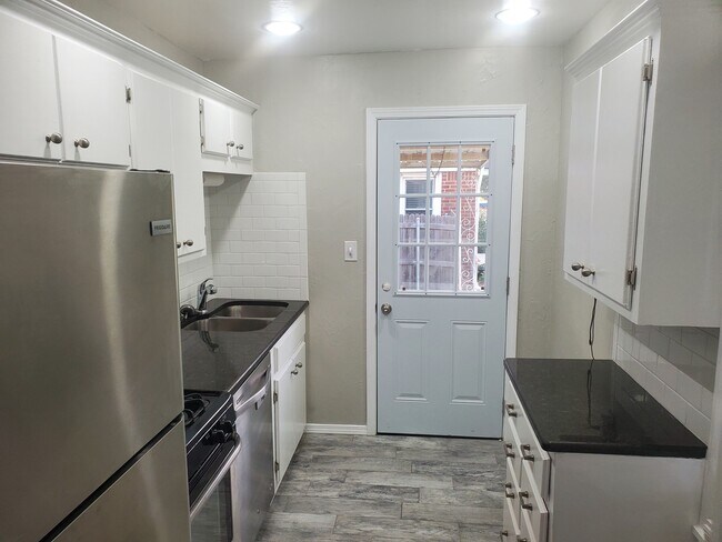 Foto del edificio - 414 E 6th St