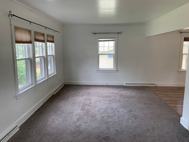 Building Photo - AVAILABLE JULY - Beautiful 3 Bed 2 Bath Ho...