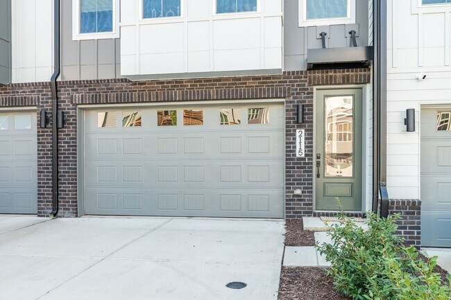 Building Photo - Stunning Like-New Townhome in Prime South Durham Location!