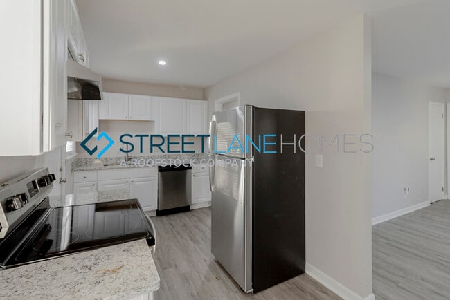 Building Photo - SIGN LEASE BY 2/28 AND GET $250 OFF FIRST ...