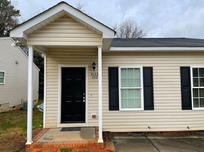 Foto del edificio - Nice 1 bed/1 bath duplex minutes from downtown Raleigh