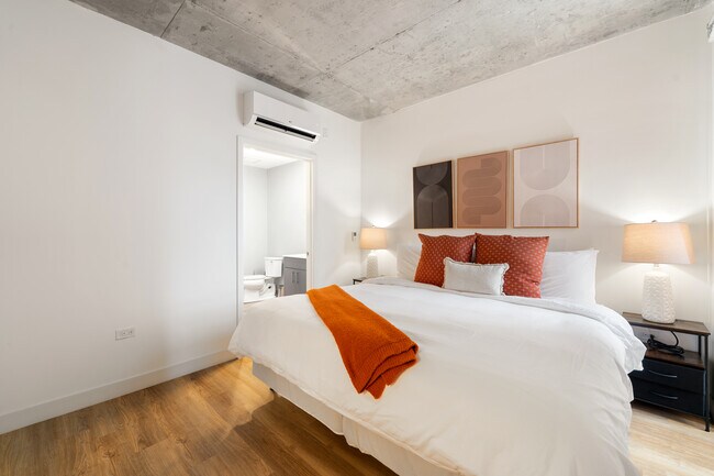 Foto del edificio - Central 4BR Apartment – Modern Living in Chicago