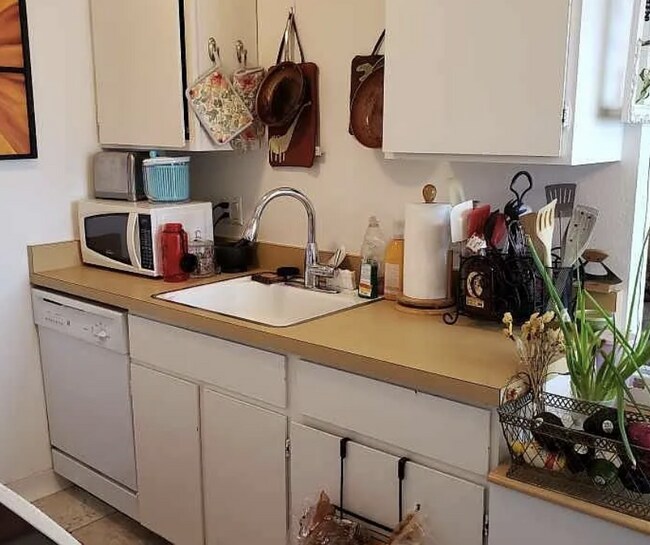 Foto del edificio - Fully Remodeled 1 Bedroom/1 Bathroom Apartment Available August 1st!