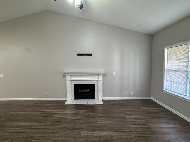 Foto del edificio - Beautiful 3 bed 2 bath home with open floorplan