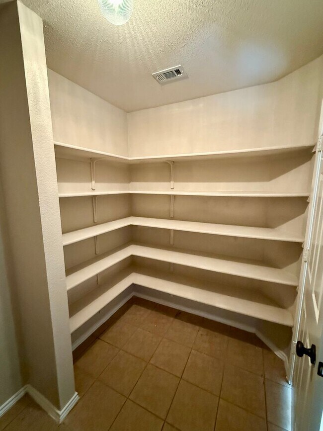 Foto del edificio - 5704 Drystone Ln
